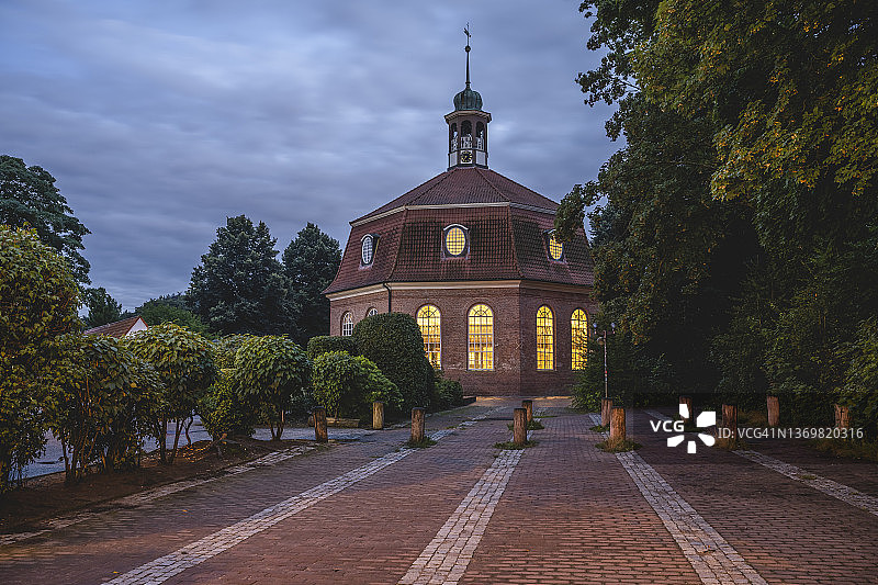 德国汉堡：市场教堂前的系船柱，黄昏时分图片素材