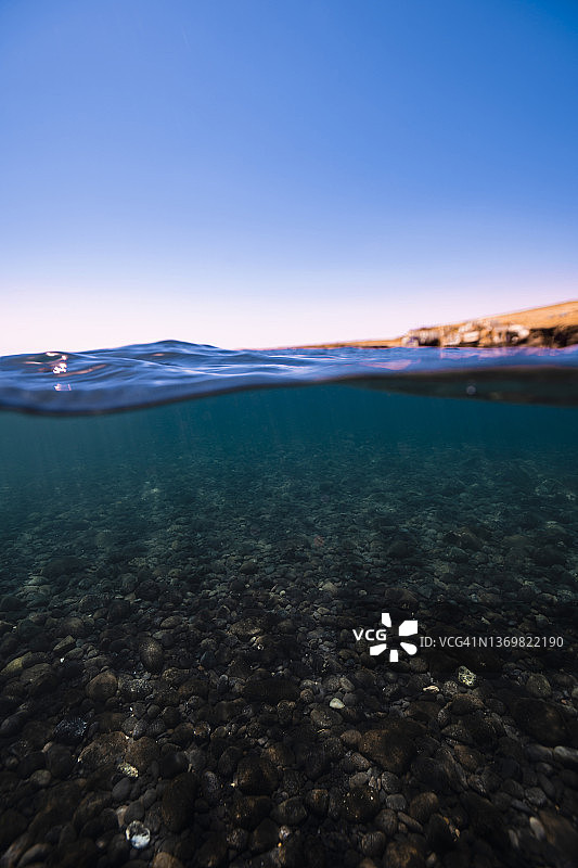 阳光明媚的蓝天下的大海图片素材