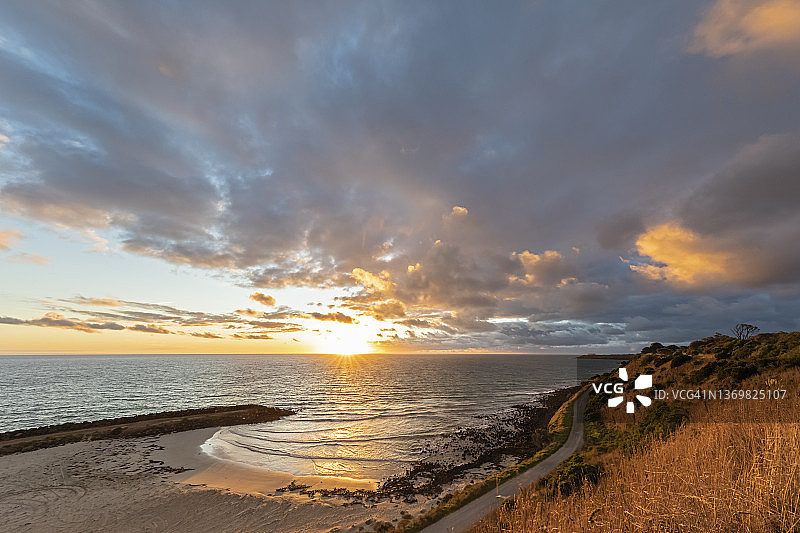多云日出时分澳大利亚维多利亚州波特兰支点海滩图片素材