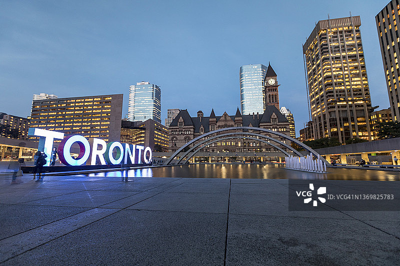 加拿大安大略省多伦多：内森菲利普斯广场3D多伦多标志长曝光图片素材