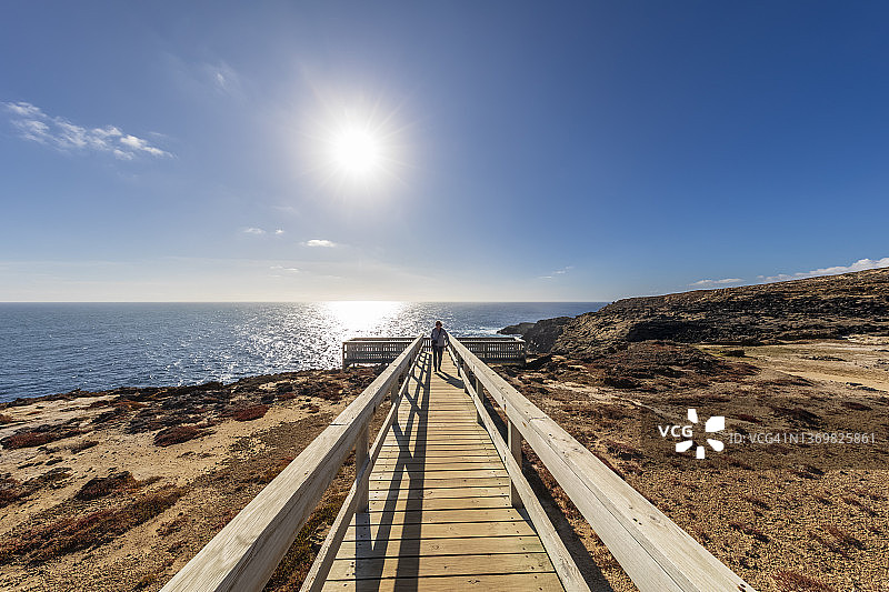 澳大利亚维多利亚州布里奇沃特角，阳光照耀在通往布里奇沃特喷水孔的木板路上图片素材