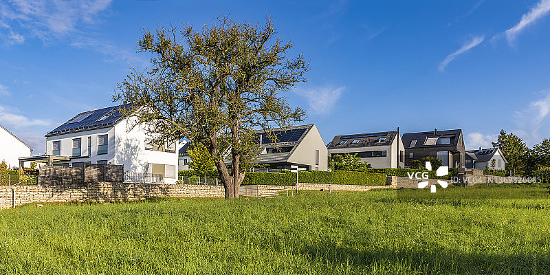 德国巴登-符腾堡州奥斯特菲尔登夏季的现代郊区住宅图片素材