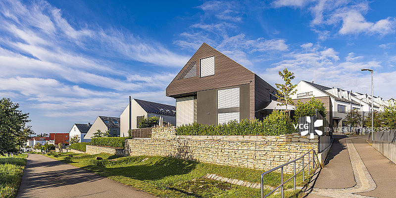 德国巴登-符腾堡州奥斯特菲尔登夏季的现代郊区住宅图片素材