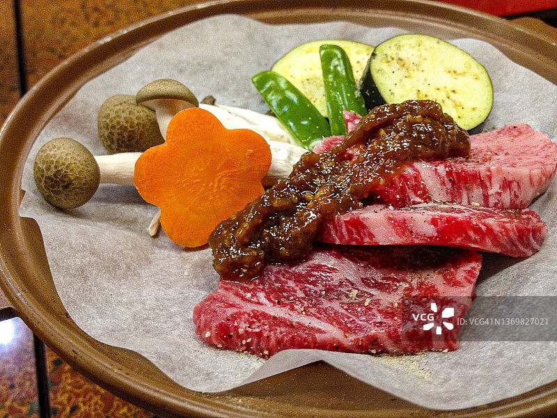 用于日式干火锅的生飞驒牛肉图片素材