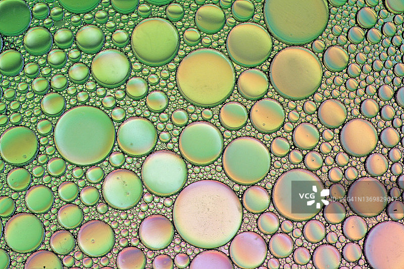 漂浮在水面上的彩色油滴和气泡图片素材