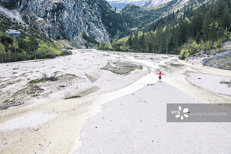 男人站在德国巴伐利亚州韦特施泰因山脉的岛屿上图片素材