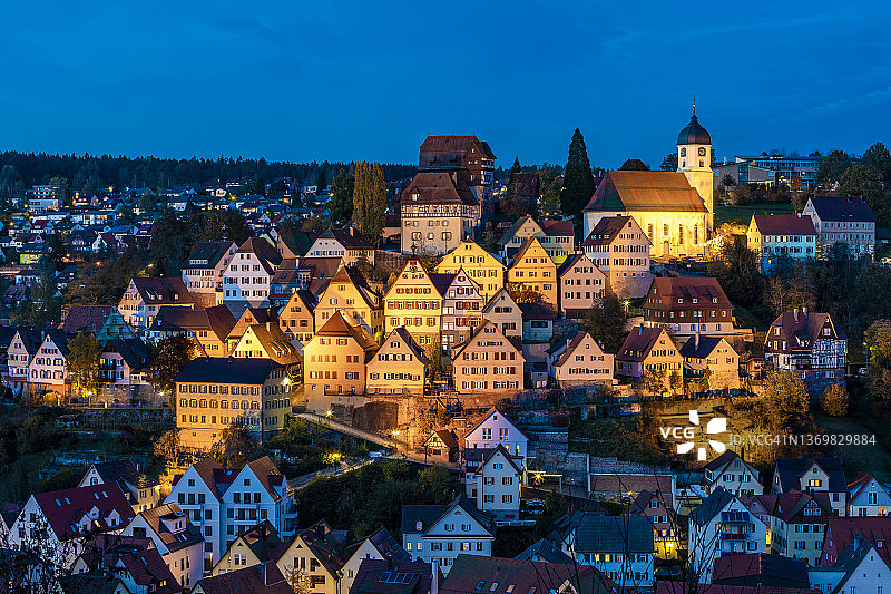 德国巴登-符腾堡阿尔滕斯泰格的夜间老城房屋图片素材