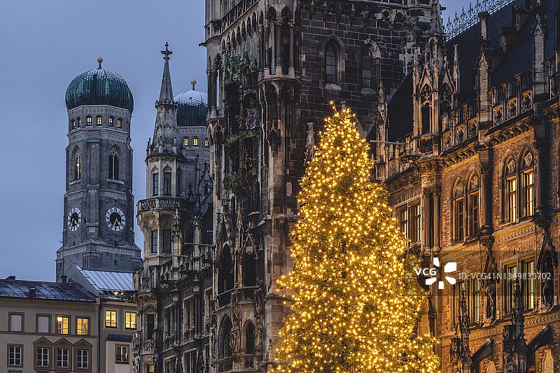 德国慕尼黑，玛利亚广场圣诞树与圣母教堂图片素材