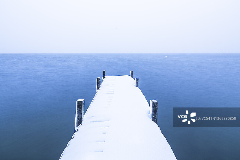 德国上巴伐利亚瓦尔兴湖冬季码头图片素材