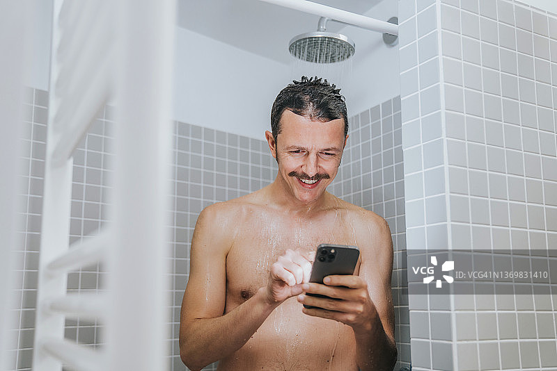 男人在家使用手机图片素材