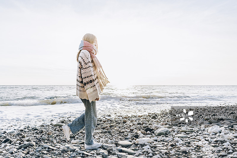 少女在阿布哈兹加格拉海滩的石头上行走图片素材