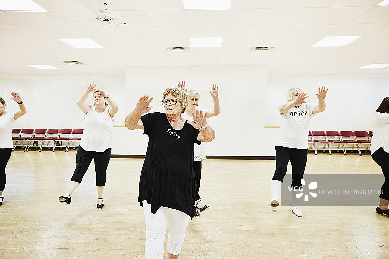 老年妇女在退休社区中心的工作室里带领踢踏舞班的广角照片图片素材
