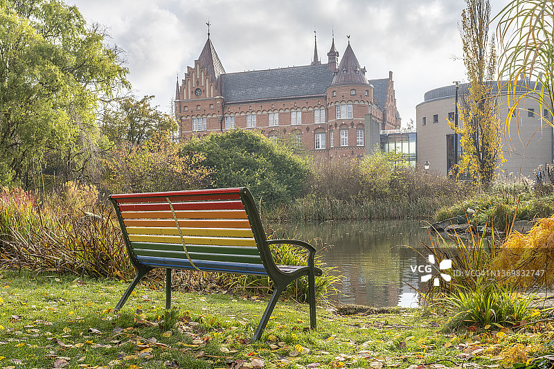 瑞典斯科讷：马尔默市图书馆前的彩色长椅图片素材