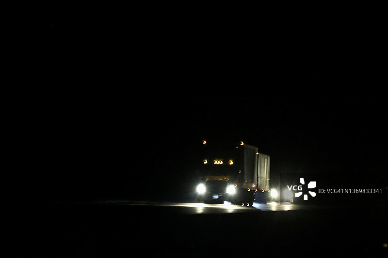 黑暗高速公路上的明亮大灯图片素材