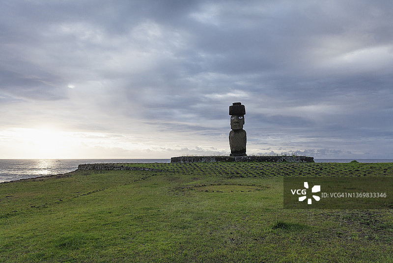 智利复活节岛阿胡塔海的摩艾石像日落图片素材