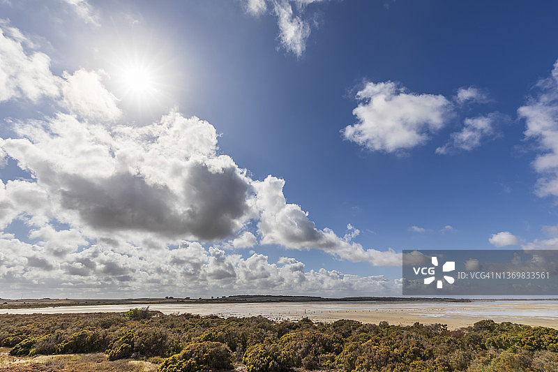 澳大利亚南澳大利亚州帕恩卡角海滩阳光穿透云层图片素材
