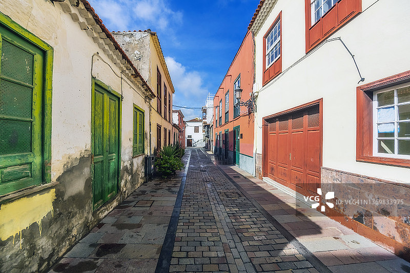 西班牙圣塞瓦斯蒂安-德拉戈梅拉，老城区房屋之间的空旷小巷图片素材