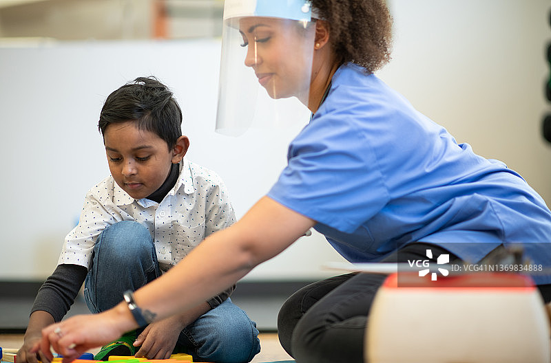 和治疗师玩耍的小男孩图片素材
