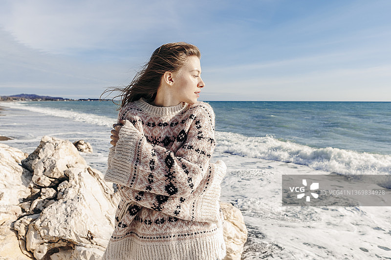 在海滩上拥抱自己的少女图片素材