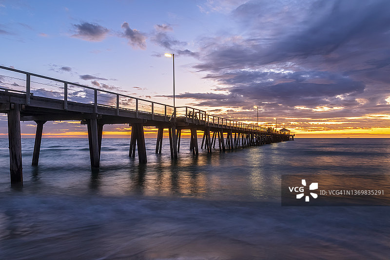 澳大利亚南澳大利亚州阿德莱德亨利海滩码头长曝光日落云彩图片素材
