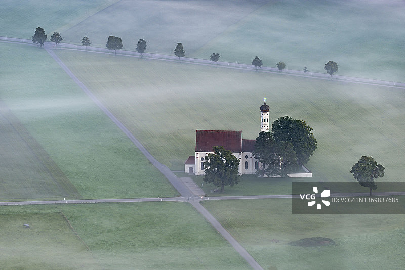德国巴伐利亚菲森圣科洛曼教堂雾天航拍图片素材