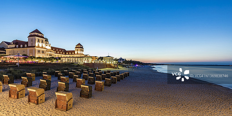 德国梅克伦堡-前波美拉尼亚宾兹：黄昏时分库尔豪斯宾兹前的海滩椅图片素材