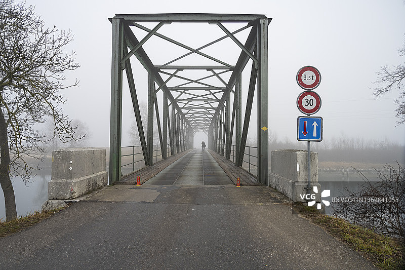 瓦尔珀斯维尔运河上的金属桥图片素材