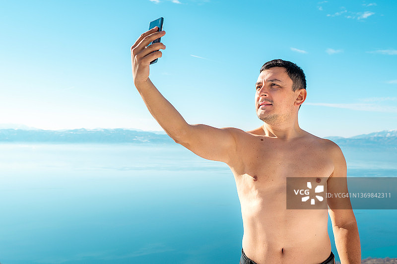 在山上用手机自拍的男人图片素材