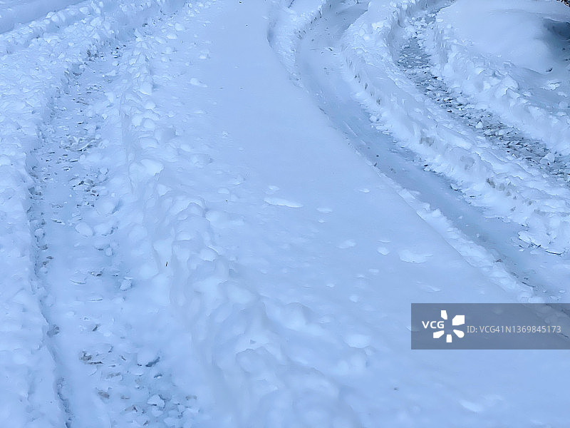 雪地上的车辆轮胎痕迹图片素材