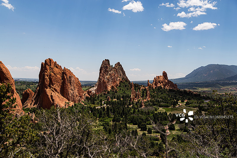 深蓝色天空下的众神花园岩层图片素材