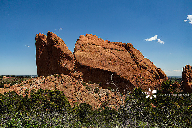 深蓝色天空下的众神花园岩层图片素材