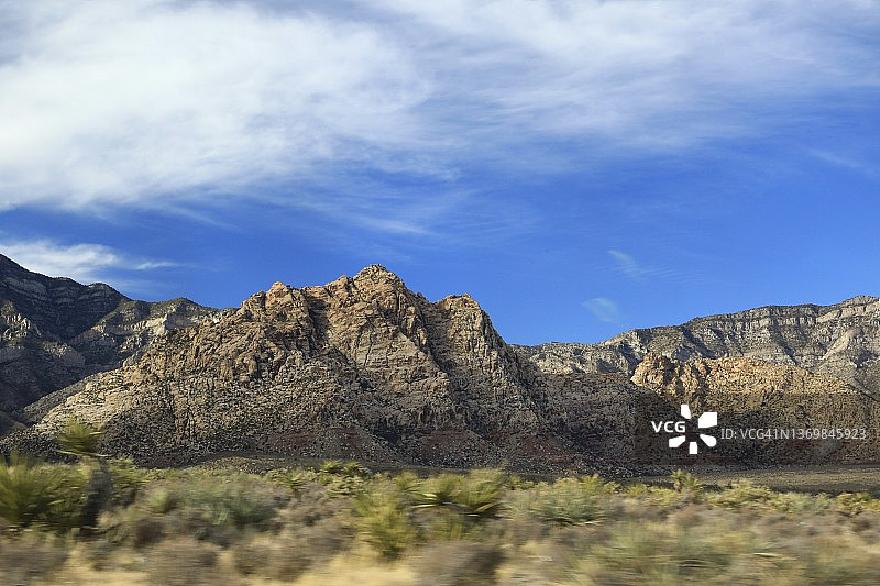 驾车穿越红岩峡谷国家保护区图片素材