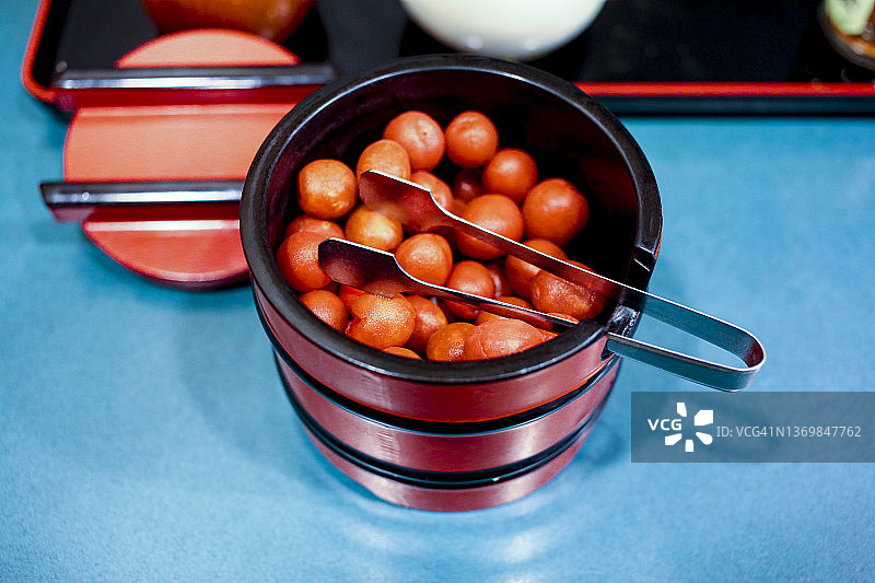 寿司店提供的酥脆小梅梅干图片素材