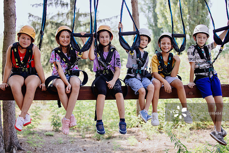夏令营中的小学生特写图片素材