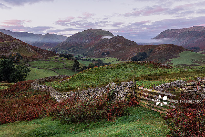 马丁代尔湖区日出景观之门，英国坎布里亚郡图片素材