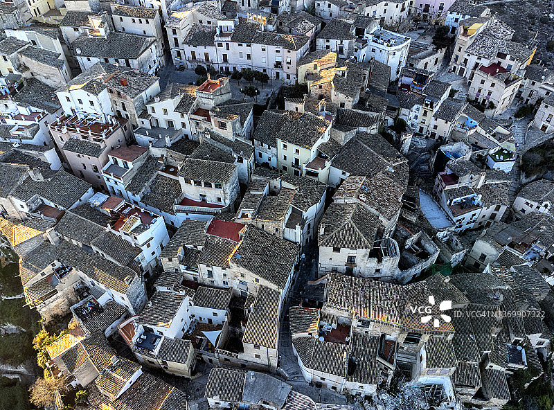 中世纪小镇狭窄街道的航拍景观，博凯伦特镇图片素材