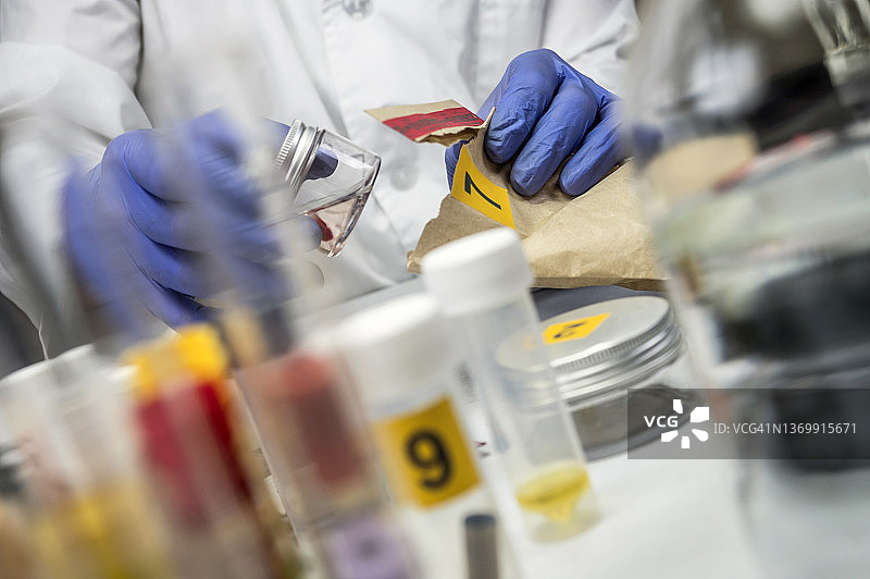 提取血液样本进行法医分析图片素材
