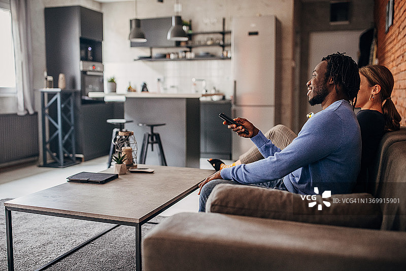 情侣在家看电视图片素材