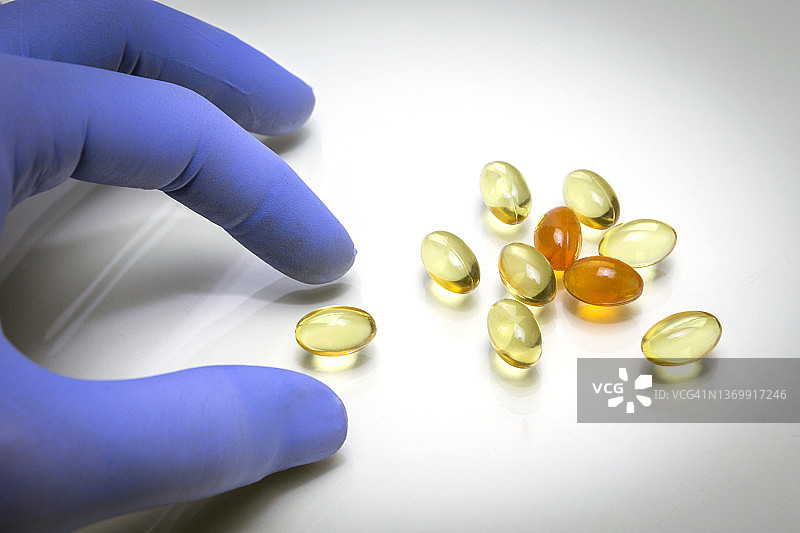 挑选大蒜油胶囊图片素材