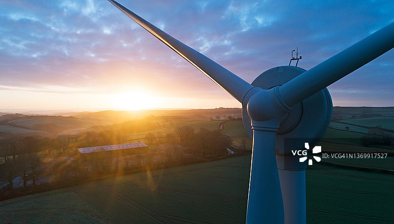 日出时的风力涡轮机图片素材