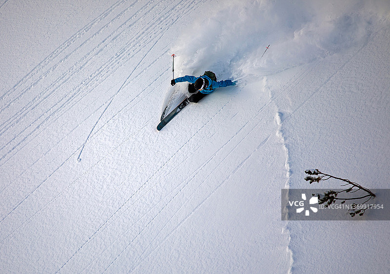 滑雪者在原始雪地滑行图片素材