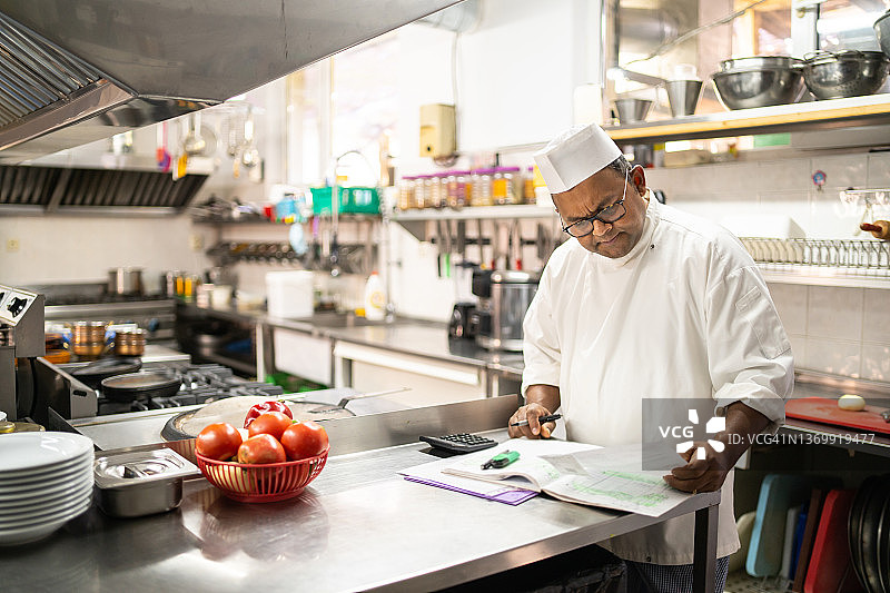 厨师在处理厨房财务图片素材