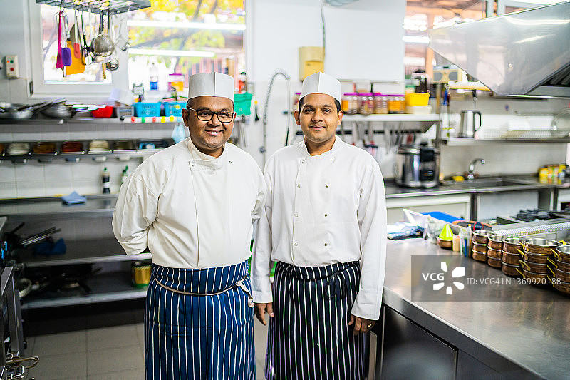印度餐厅里的两位厨师图片素材