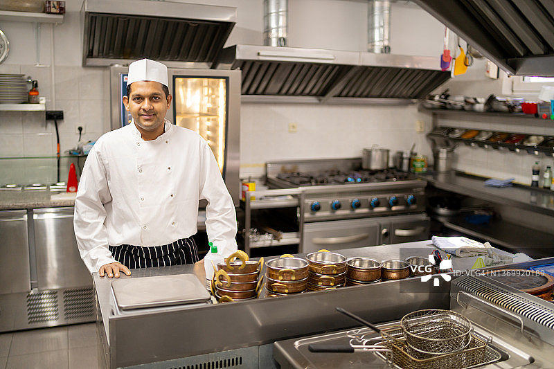 站在厨房操作台前准备开始工作图片素材