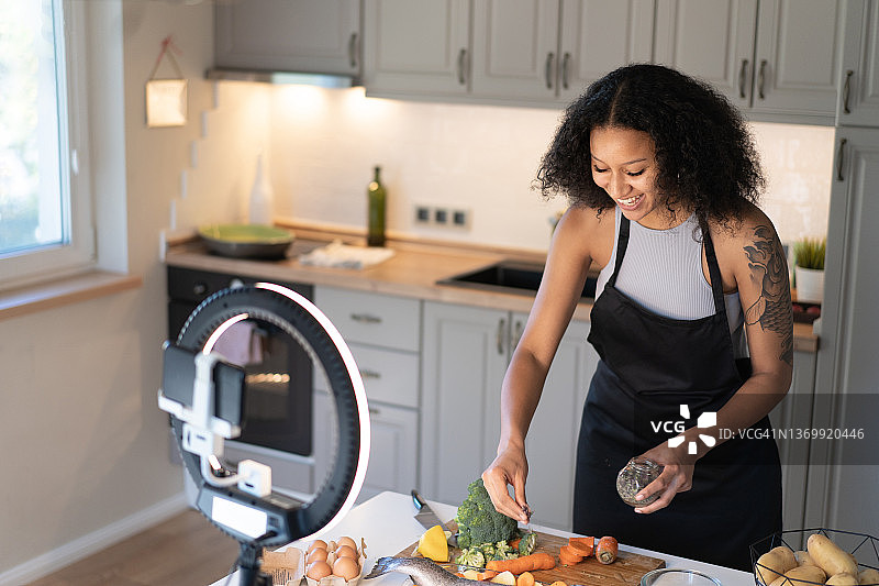 网红博主分享健康饮食和烹饪图片素材