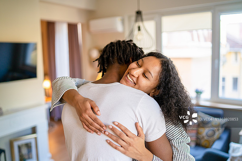 快乐拥抱的情侣图片素材