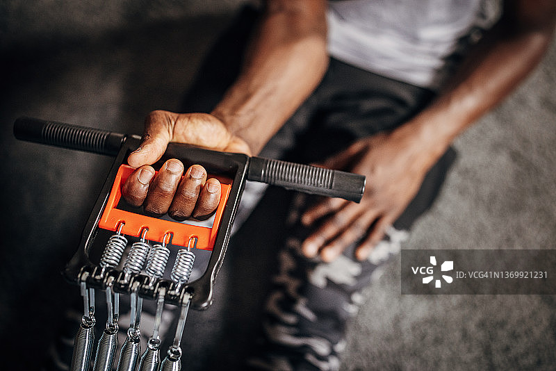 男人在客厅锻炼图片素材