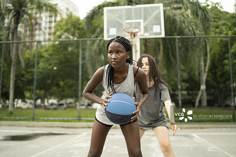 友谊篮球赛也很认真图片素材