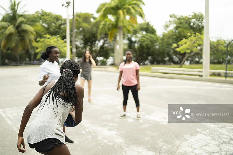 一起打篮球的多民族女孩群体图片素材