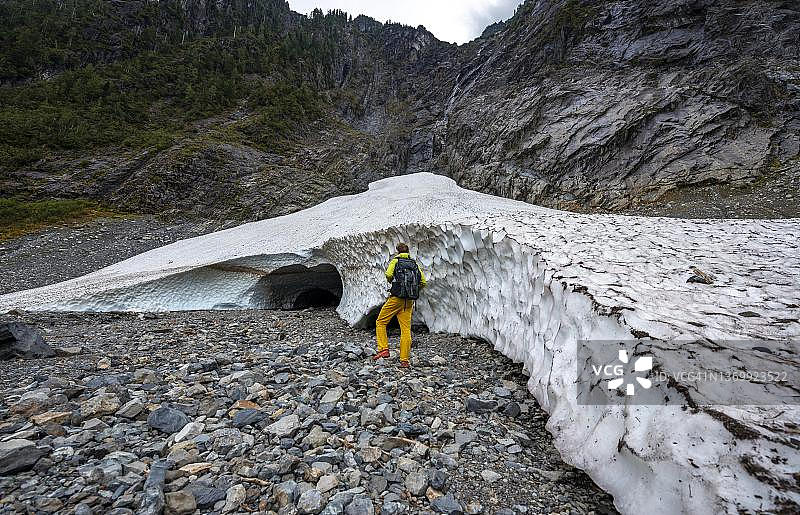 在美国华盛顿州奥卡诺根-韦纳奇国家森林公园大四冰洞冰川冰洞入口处的徒步旅行者图片素材